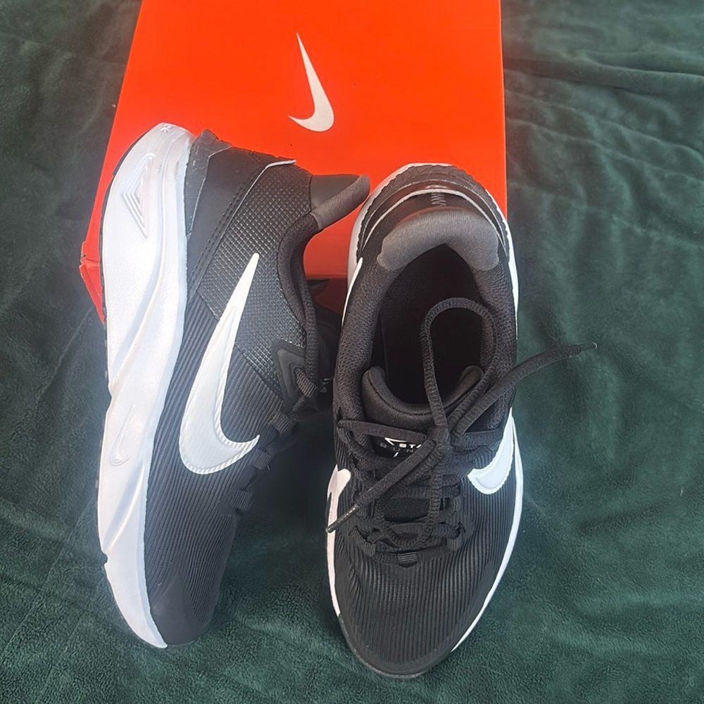 Nike Runners Size 4Y BRAND NEW